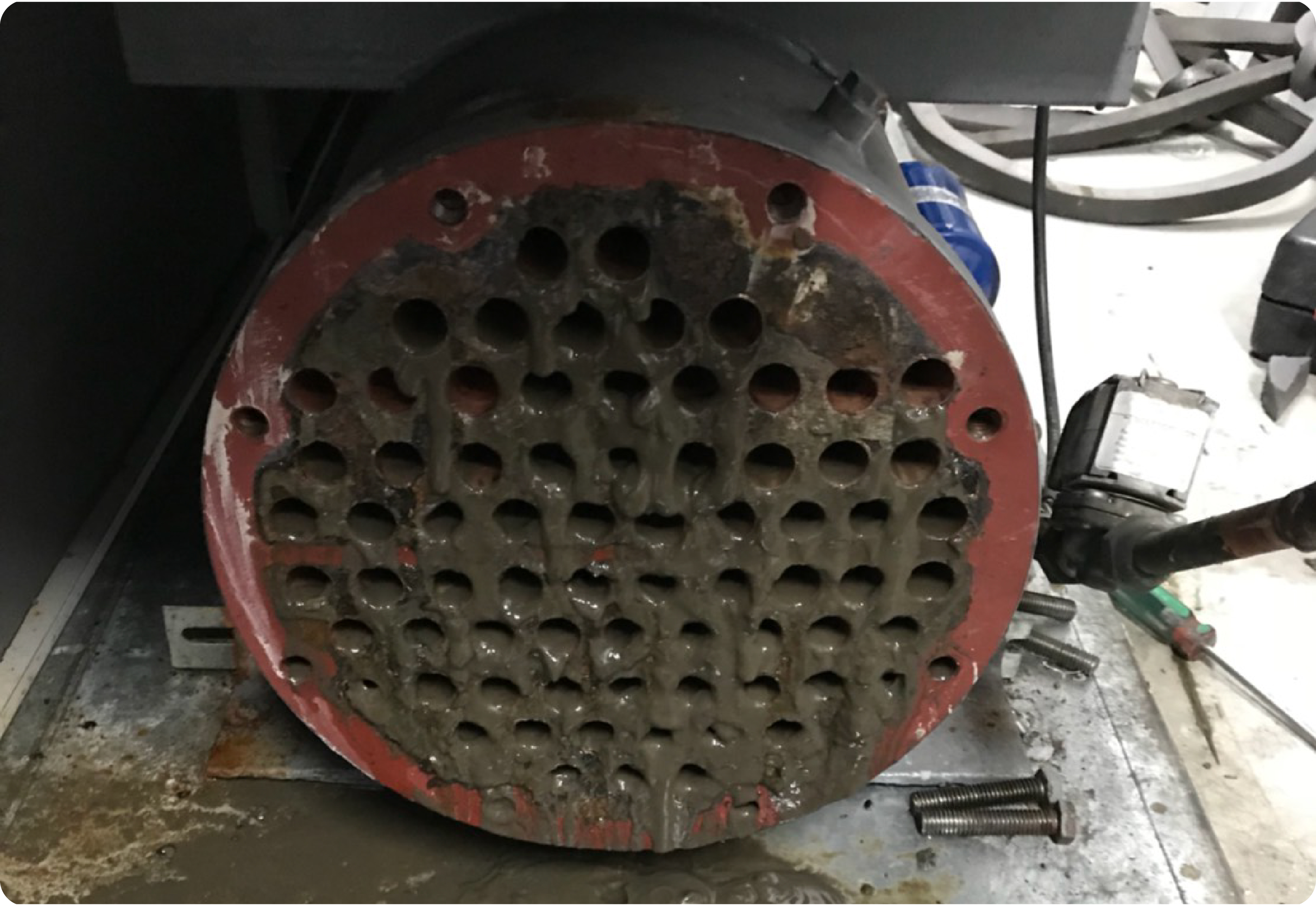 冷凝器管束端部拆開後，可見孔洞被泥垢和矽酸鹽類沉積完全堵住，造成高壓固定於20KG以上