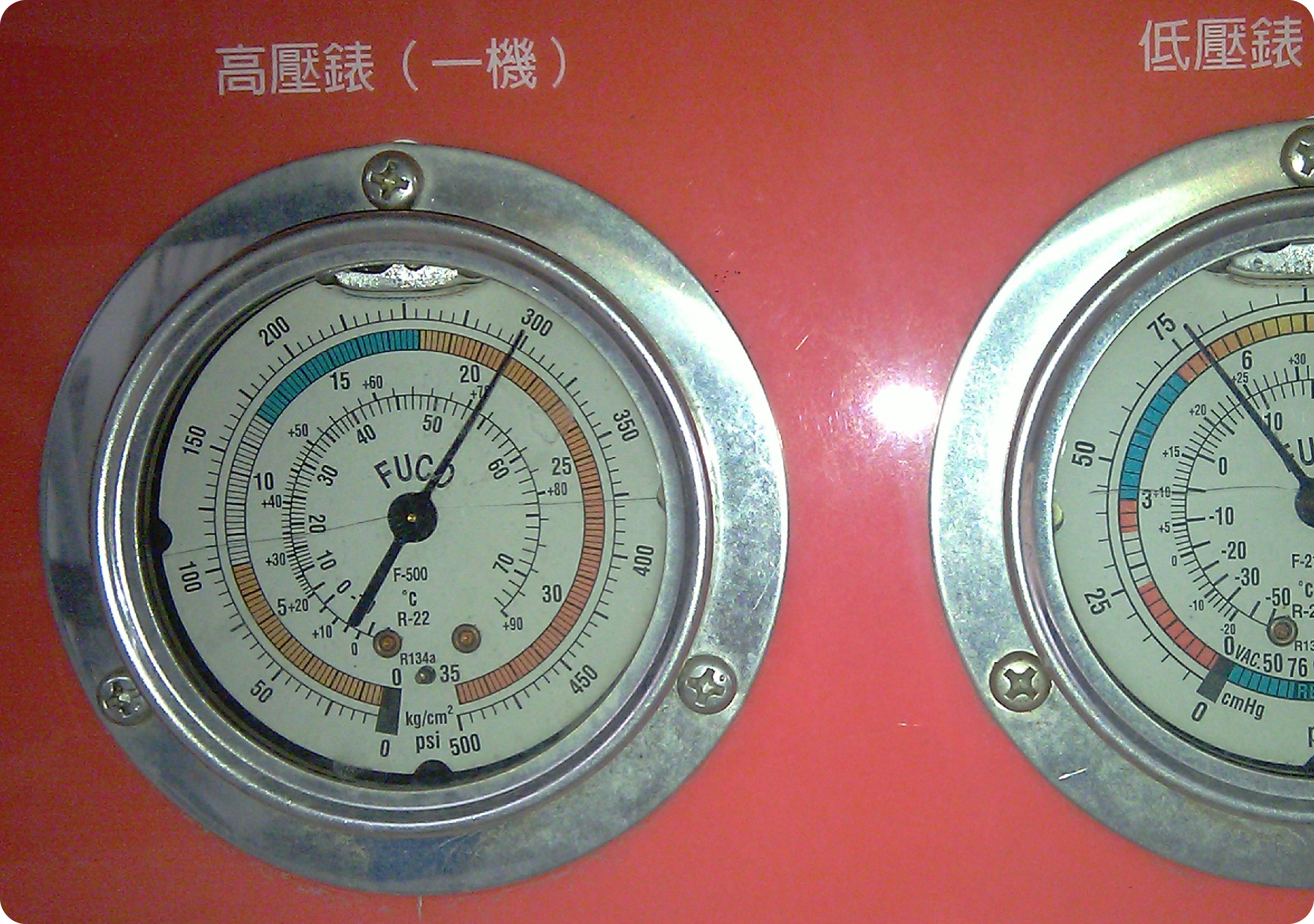 冷凝器清洗前，高壓表在最大附載下超過20KG，顯示矽酸鹽玻化硬垢已阻礙換熱造成負載偏高