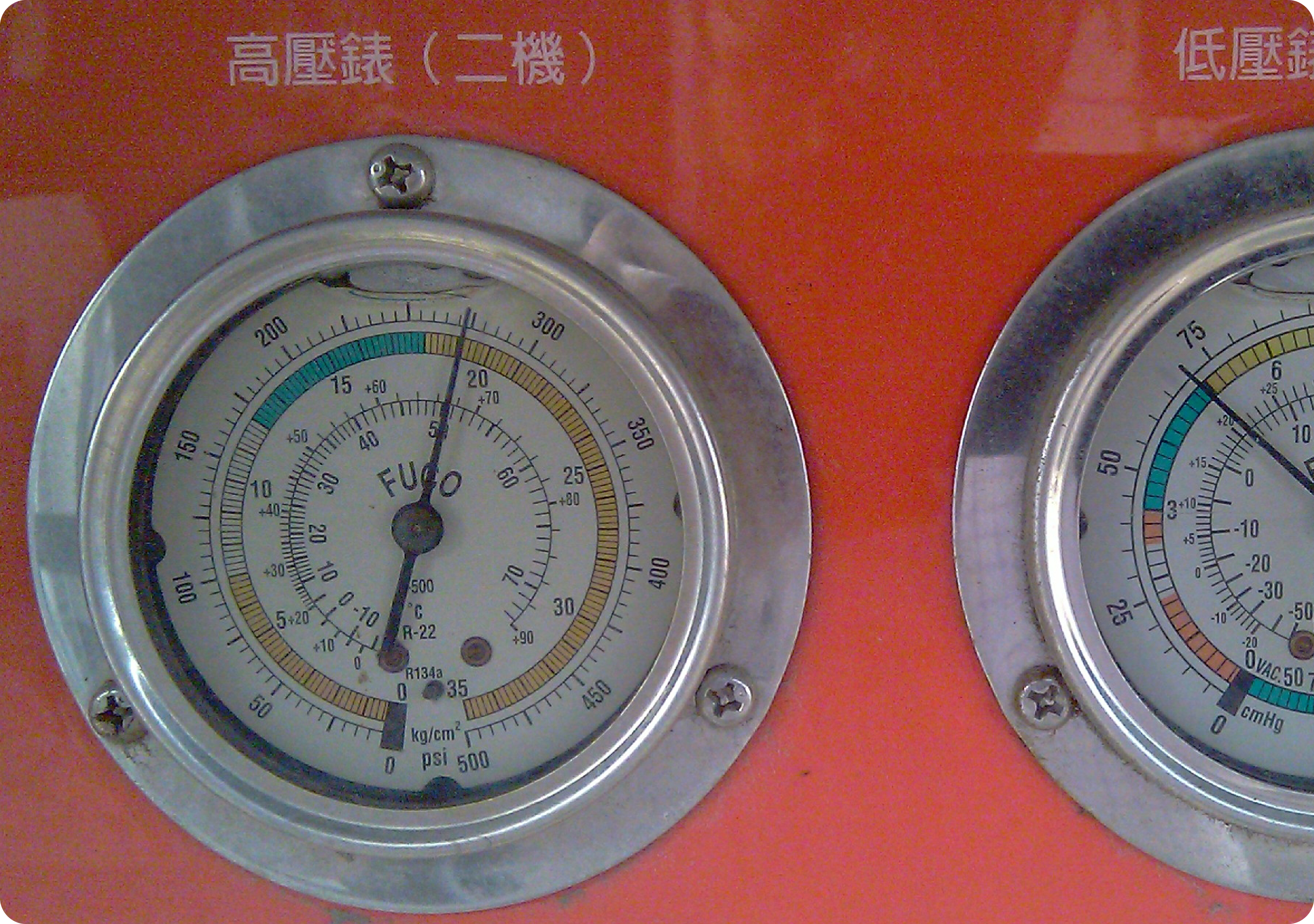 第二角度拍攝冷凝器高壓表，針對運轉穩定時仍維持高壓20KG，顯示換熱面積受限