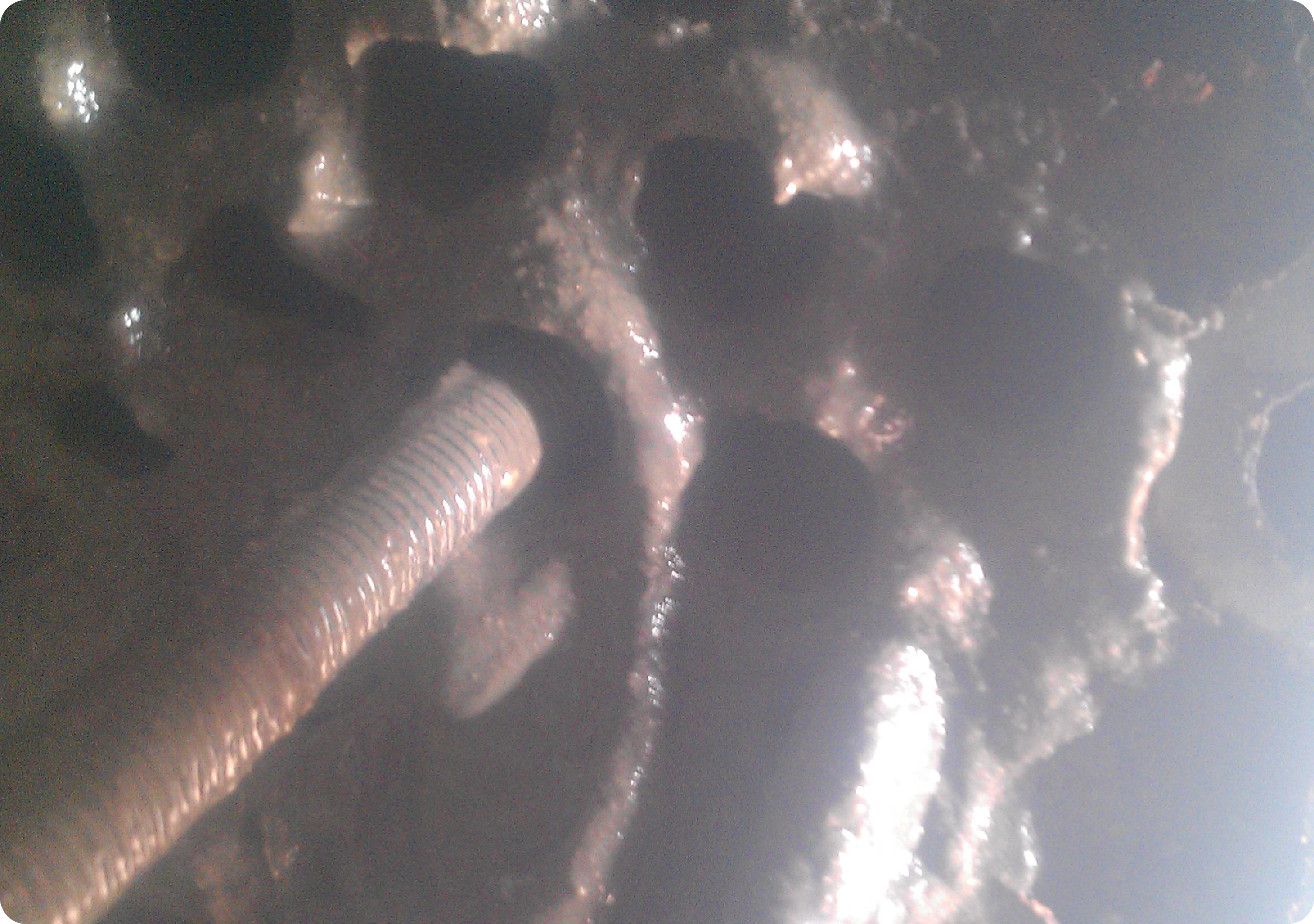 矽酸鹽垢片狀剝落與鐵鏽碎片混生