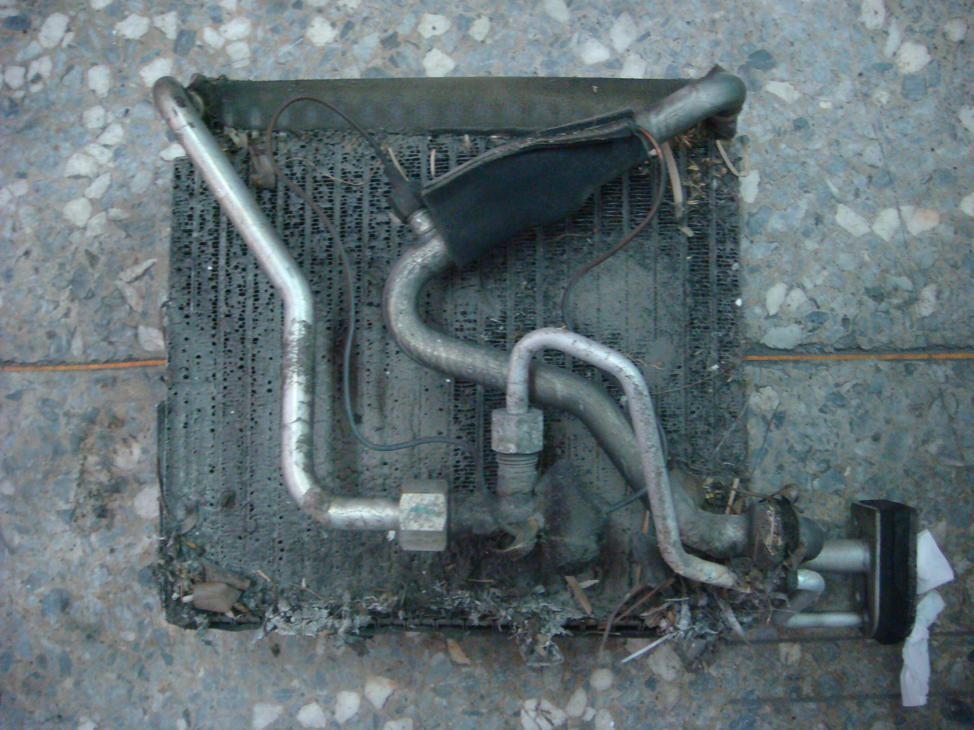 SK-101 鋁潔劑-清洗前-汽車冷排鋁散熱片附著粉塵油膜