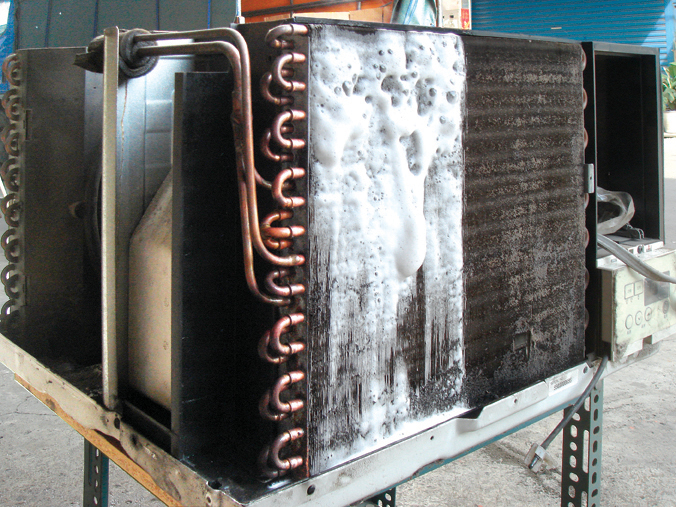 SK-101 鋁潔劑-清洗中-冷氣室外機鋁鰭片反應過程附著物鬆動