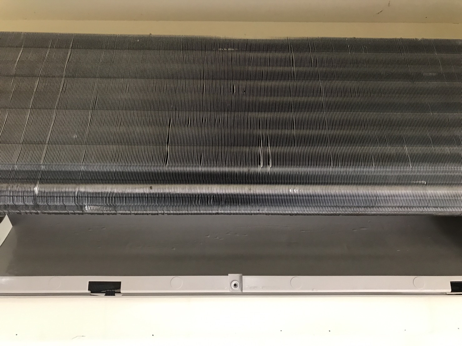 SK-105 重油污鋁潔劑清洗後：沖洗後灰黑附著層降低，鋁鰭片縫隙更通透