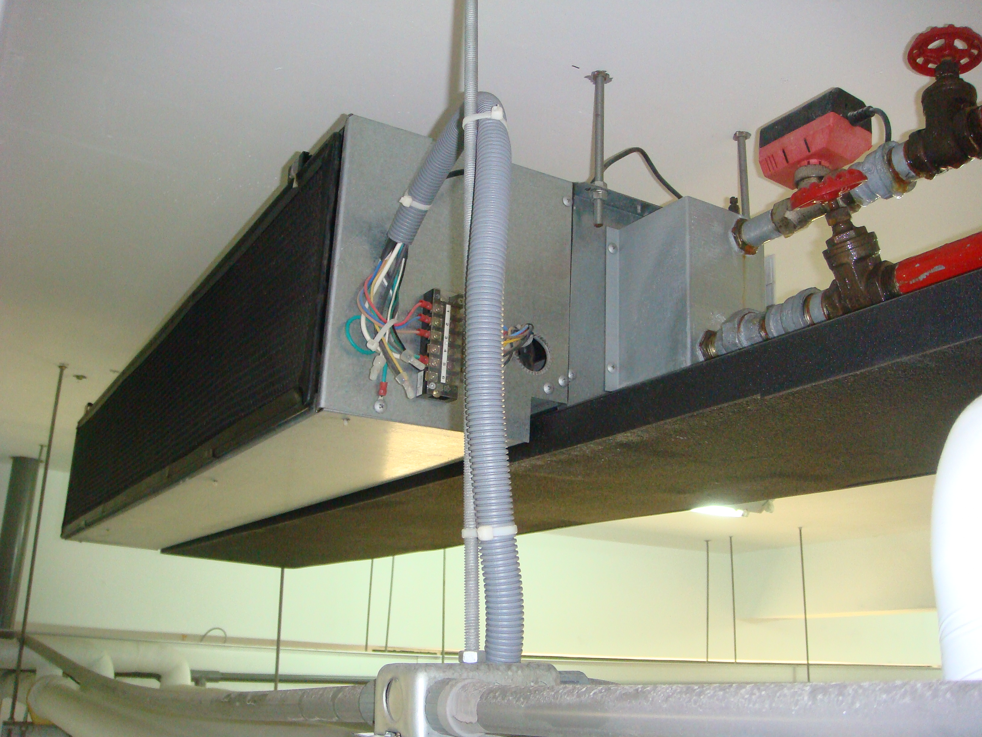 隱吊式空調設備集水盤示意