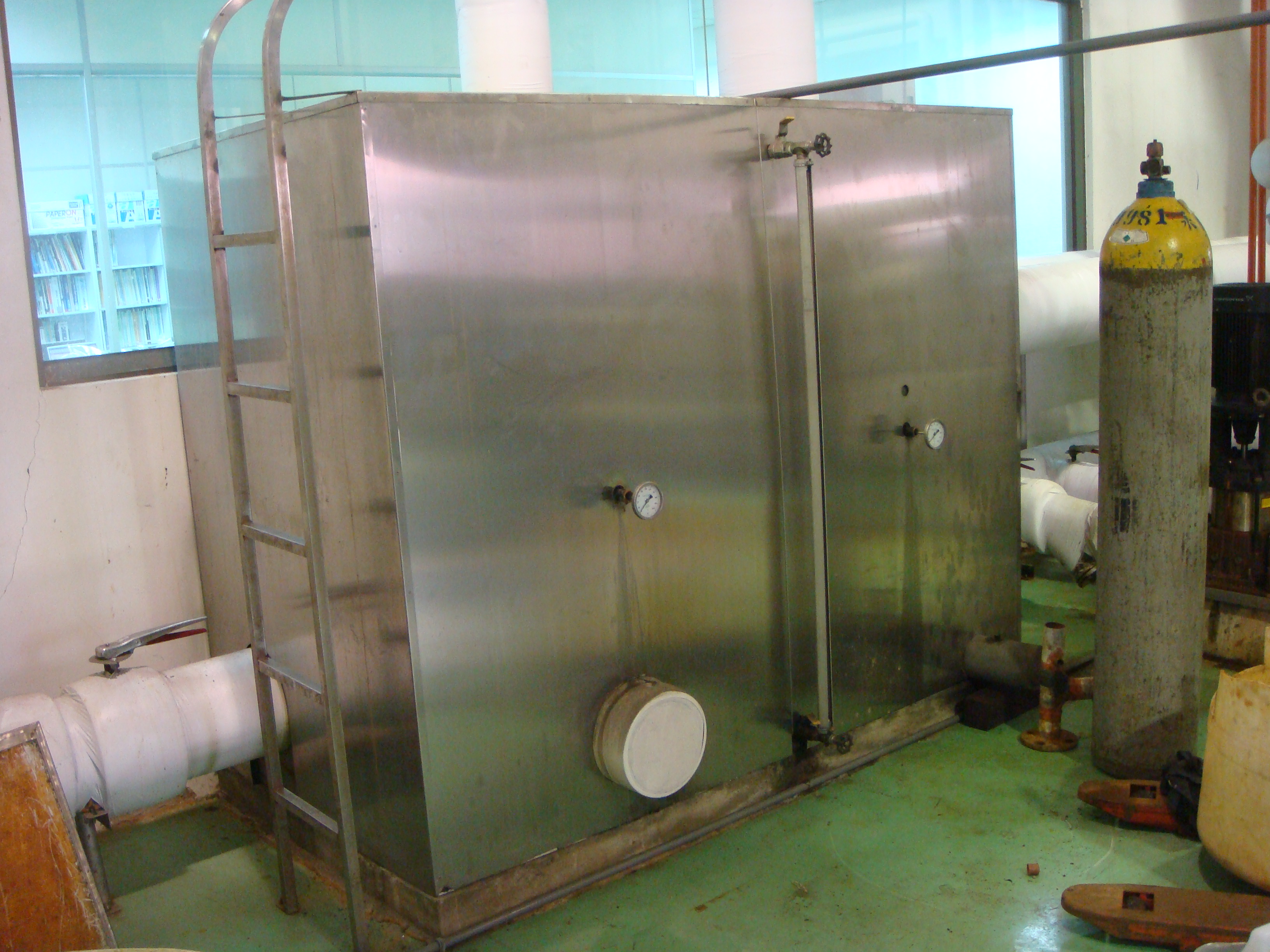 SK-189 使用前：密閉式冰水循環系統水體混濁偏褐色，懸浮物明顯