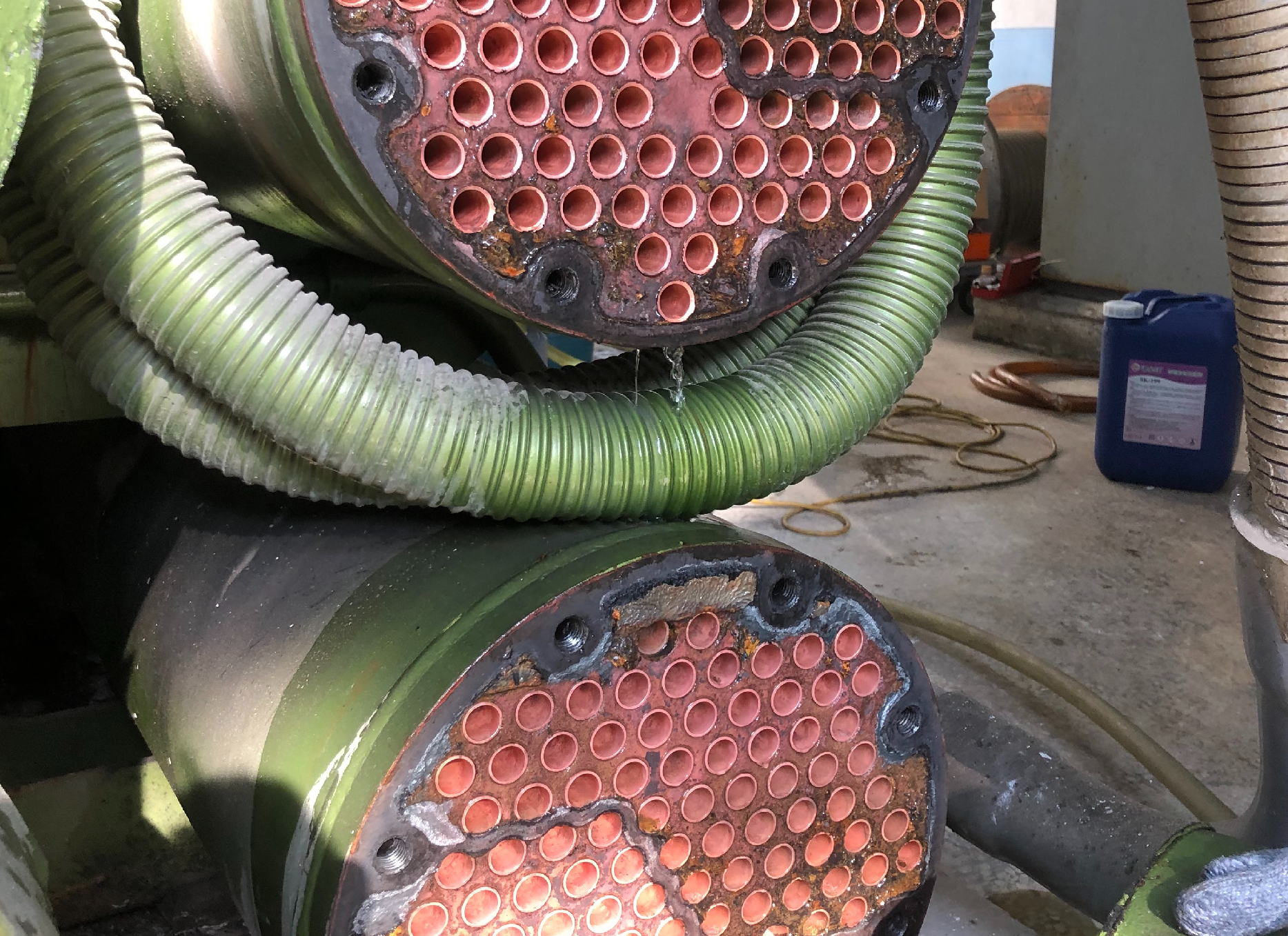 冷凝器使用 SK-199 矽質水垢洗管劑清洗後：管口回復、銅管金屬面顯露，堵塞降低，換熱面積回復