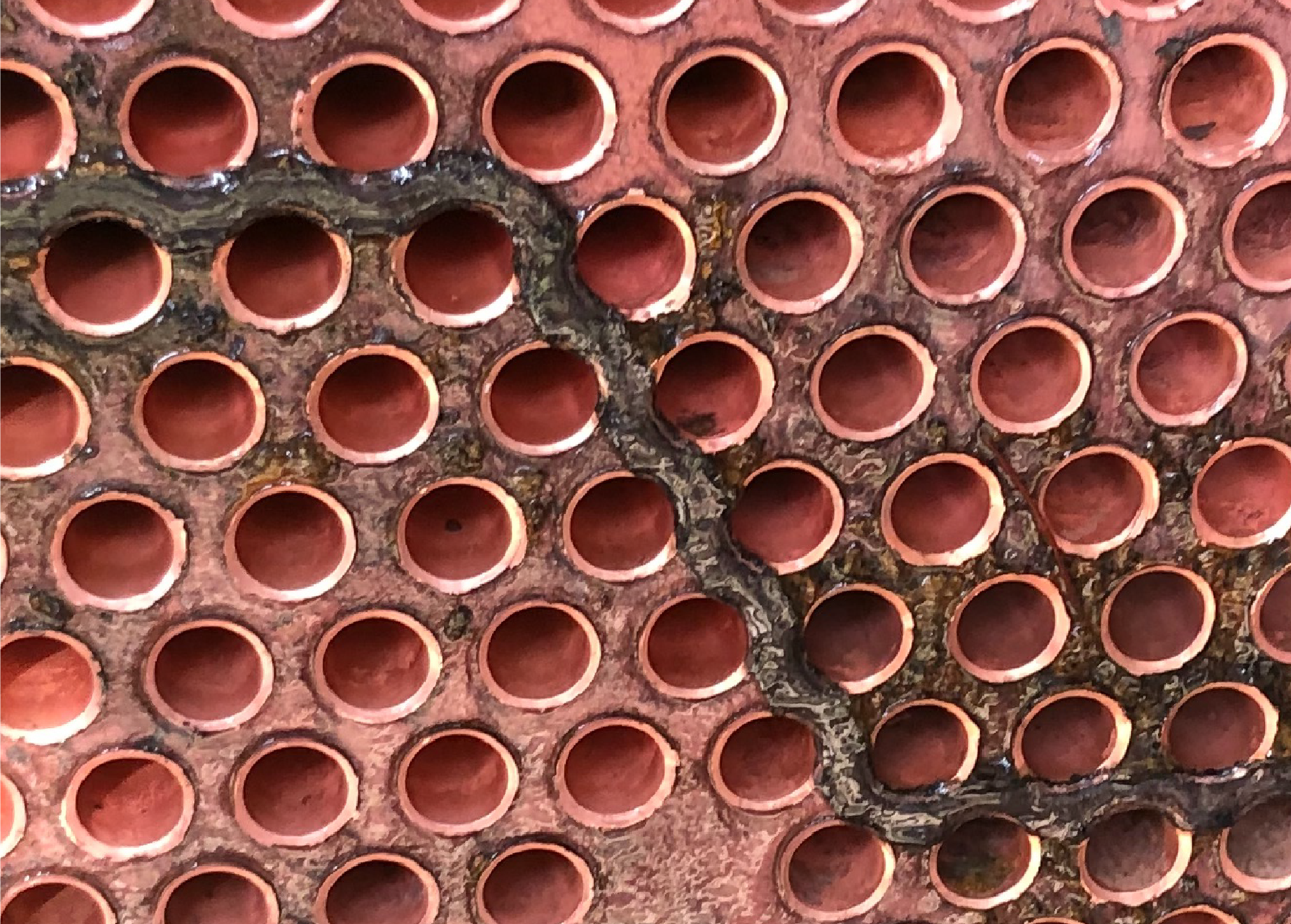 冷凝器使用 SK-199 矽質水垢洗管劑清洗後：管口回復、銅管金屬面顯露，堵塞降低，換熱面積回復