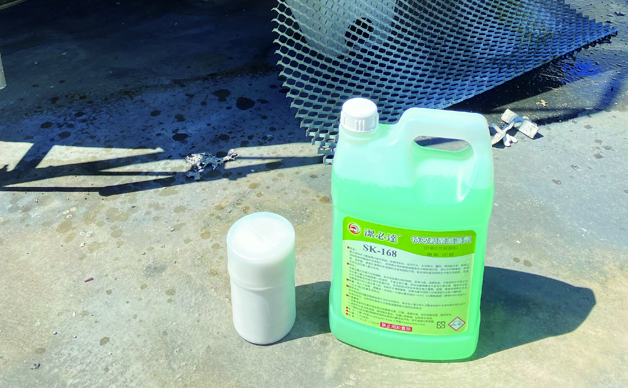 SK-160 + SK-168 投藥後 30 分鐘：循環水系統菌藻控制現場畫面