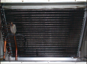 SK-105 重油污鋁潔劑清洗前：落地式冷氣蒸發器迎風面厚層堆積堵塞